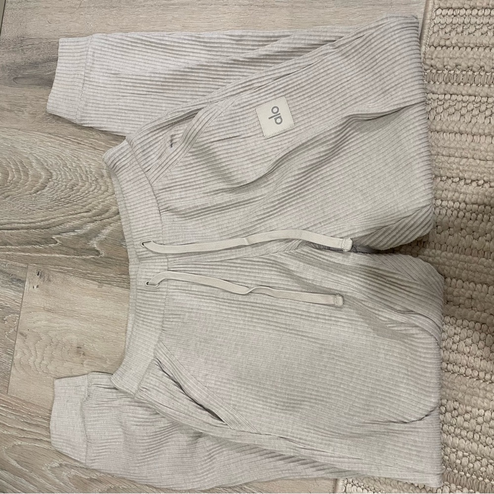 ALO Yoga Muse Jogger Sweatpants Ivory